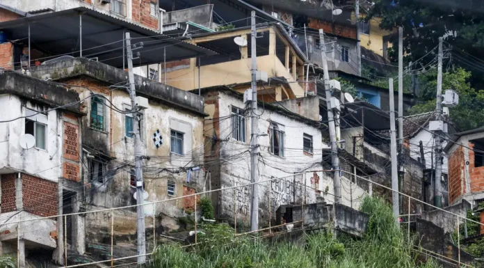 Quase 20% da população de favelas vivem em vias onde não passam carros