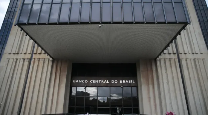 Mercado financeiro eleva projeção do PIB para 2,25% em 2025