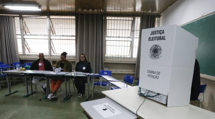 Eleições 2026: especialista recomenda o uso da “colinha” em papel e atualização do e-Título Eleições 2026: especialista recomenda o uso da "colinha" em papel e atualização do e-Título