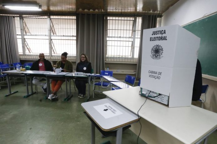 Eleições 2026: especialista recomenda o uso da "colinha" em papel e atualização do e-Título
