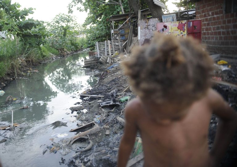 Cidades - favelas e pobreza - infraestrutura esgotos saneamento básico periferias infância crianças (moradores do Complexo da Maré, no Rio, sofrem com a falta de saneamento, 2014)