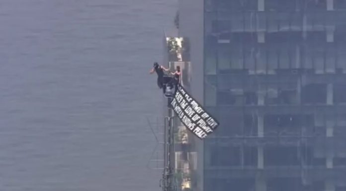 Casal e preso apos protesto e pedido no Empire State