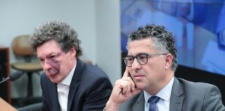 Empregadores propõem negociação coletiva para reduzir jornada para 36 horas em vez de mudar a Constituição Empregadores propõem negociação coletiva para reduzir jornada para 36 horas em vez de mudar a Constituição