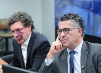 Empregadores propõem negociação coletiva para reduzir jornada para 36 horas em vez de mudar a Constituição Empregadores propõem negociação coletiva para reduzir jornada para 36 horas em vez de mudar a Constituição
