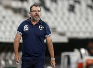 Botafogo demite Enderson Moreira após derrota para Flu no Carioca