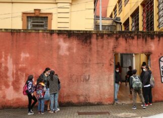 Apesar do avanço da covid-19, estados mantêm aulas presenciais