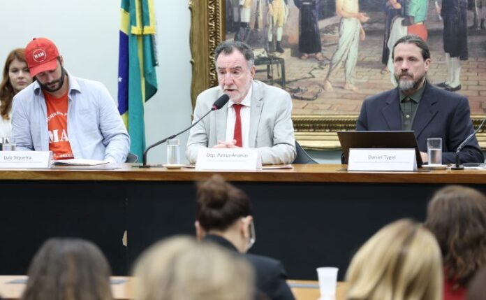 Especialista defende suspensão de licenciamento para exploração de terras raras em Minas Gerais Especialista defende suspensão de licenciamento para exploração de terras raras em Minas Gerais