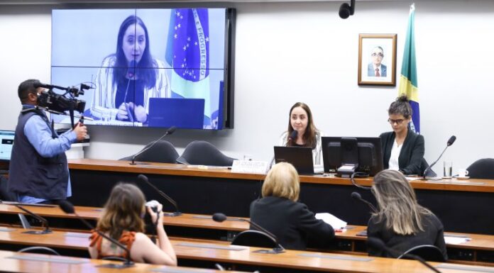 Especialistas defendem currículos educacionais feitos por técnicos e focados em conhecimentos específicos Especialistas defendem currículos educacionais feitos por técnicos e focados em conhecimentos específicos