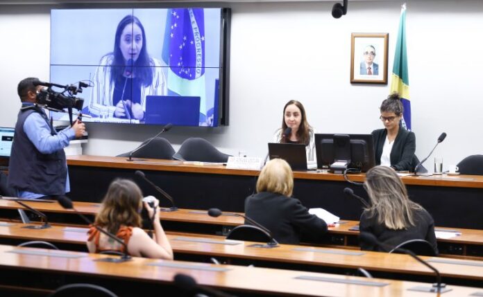 Especialistas defendem currículos educacionais feitos por técnicos e focados em conhecimentos específicos