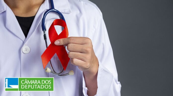 Especialistas elogiam política brasileira de combate ao HIV/Aids; assista Especialistas elogiam política brasileira de combate ao HIV/Aids; assista