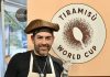 Paulista Marcos Muzzi vence torneio mundial de tiramisu na Itália com receita familiar Marcos Muzzi segurando o troféu durante o campeonato mundial do Tiramisù World Cup 2026, realizado em Treviso, Itália.