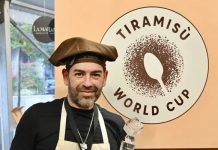 Paulista Marcos Muzzi vence torneio mundial de tiramisu na Itália com receita familiar Marcos Muzzi segurando o troféu durante o campeonato mundial do Tiramisù World Cup 2026, realizado em Treviso, Itália.