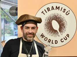 Paulista Marcos Muzzi vence torneio mundial de tiramisu na Itália com receita familiar Marcos Muzzi segurando o troféu durante o campeonato mundial do Tiramisù World Cup 2026, realizado em Treviso, Itália.