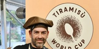 Paulista Marcos Muzzi vence torneio mundial de tiramisu na Itália com receita familiar Marcos Muzzi segurando o troféu durante o campeonato mundial do Tiramisù World Cup 2026, realizado em Treviso, Itália.