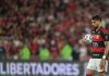 Lucas Paquetá se emociona após perder pênalti e eliminação do Flamengo na Libertadores Lucas Paquetá em cobrança de pênalti durante Flamengo x Estudiantes no Maracanã