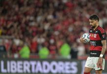 Lucas Paquetá se emociona após perder pênalti e eliminação do Flamengo na Libertadores Lucas Paquetá em cobrança de pênalti durante Flamengo x Estudiantes no Maracanã