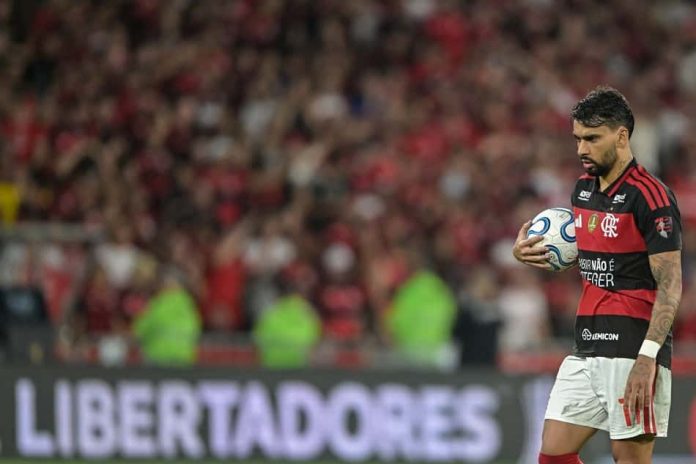 Lucas Paquetá em cobrança de pênalti durante Flamengo x Estudiantes no Maracanã