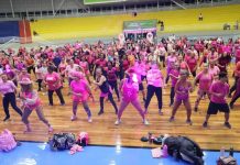 Secretaria de Esportes de Barueri promove ‘Balada Rosa’ com atividades em apoio ao Outubro Rosa Participantes vestindo roupas rosa praticam atividade física no Ginásio de Esportes José Corrêa durante o evento Balada Rosa promovido pela Secretaria de Esportes de Barueri.