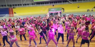 Secretaria de Esportes de Barueri promove ‘Balada Rosa’ com atividades em apoio ao Outubro Rosa Participantes vestindo roupas rosa praticam atividade física no Ginásio de Esportes José Corrêa durante o evento Balada Rosa promovido pela Secretaria de Esportes de Barueri.