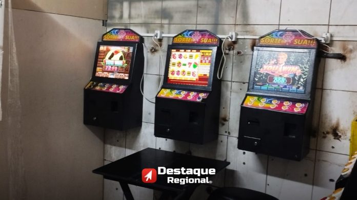 expresso-0a20792aef07cf2d8d048d27 Máquinas caça-níqueis instaladas em estabelecimento apreendidas pela Polícia Militar e Guarda Civil Municipal em Barueri durante operação contra jogos de azar.
