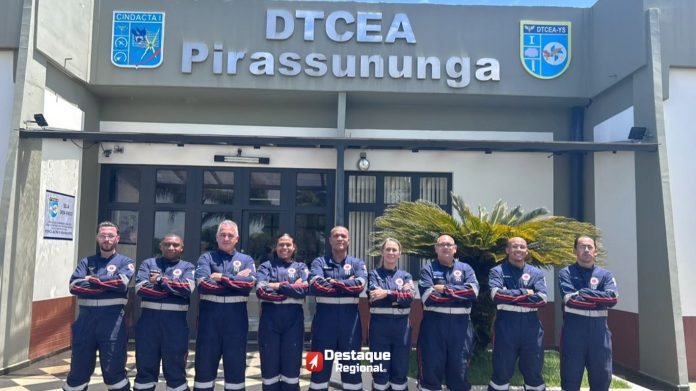 Nove profissionais do SAMU de Cajamar posam em frente ao prédio do DTCEA em Pirassununga após participaram do Curso Básico de Busca e Salvamento promovido pela Força Aérea Brasileira.