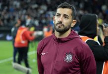 Corinthians Empata com Vitória e Seedorf é Destacado pelo Auxiliar Técnico Auxiliar técnico Léo Porto comandou o Corinthians de forma interina em partida do Campeonato Brasileiro contra o Vitória