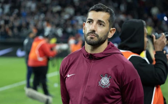 Auxiliar técnico Léo Porto comandou o Corinthians de forma interina em partida do Campeonato Brasileiro contra o Vitória