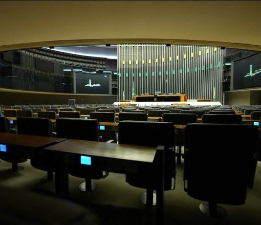 PL amplia bancada e mulheres conquistam mais espaço na Câmara dos Deputados em 2027 Vista interna do plenário da Câmara dos Deputados do Brasil, local onde os 513 deputados federais eleitos em 2026 exercerão seus mandatos a partir de 2027.