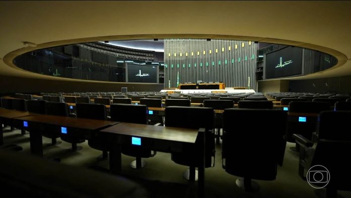 Vista interna do plenário da Câmara dos Deputados do Brasil, local onde os 513 deputados federais eleitos em 2026 exercerão seus mandatos a partir de 2027.