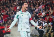 Palmeiras terá desfalques de dois titulares na partida contra Red Bull Bragantino em Barueri Jogador do Palmeiras comemora gol durante partida de futebol, representando Piquerez conforme a fonte.