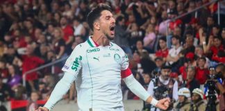 Palmeiras terá desfalques de dois titulares na partida contra Red Bull Bragantino em Barueri Jogador do Palmeiras comemora gol durante partida de futebol, representando Piquerez conforme a fonte.