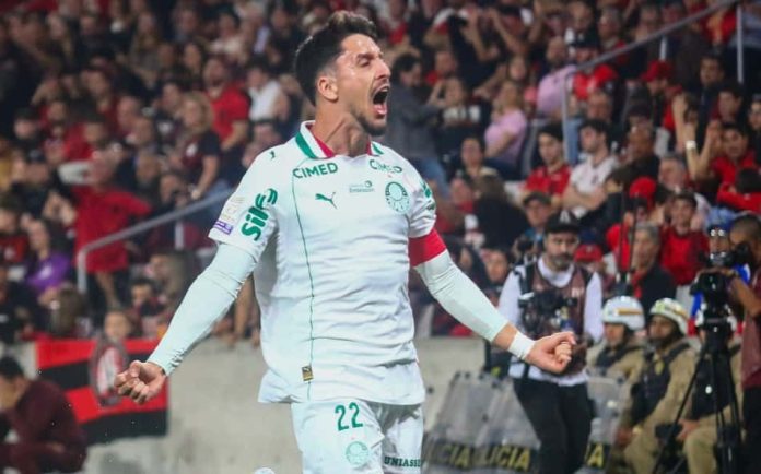 Jogador do Palmeiras comemora gol durante partida de futebol, representando Piquerez conforme a fonte.