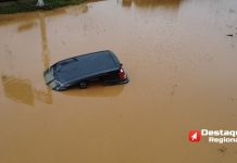 Chuvas intensas provocam alagamentos em Cajamar e Santana de Parnaíba Carro parcialmente submerso em alagamento na Marginal da Via Anhanguera, em Cajamar, durante forte temporal na noite de sábado para domingo (25).