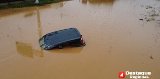 Chuvas intensas provocam alagamentos em Cajamar e Santana de Parnaíba Carro parcialmente submerso em alagamento na Marginal da Via Anhanguera, em Cajamar, durante forte temporal na noite de sábado para domingo (25).
