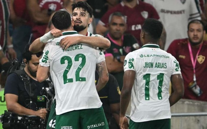 Jogadores do Palmeiras celebram durante jogo da semifinal da Copa Libertadores contra o Fluminense no estádio do Maracanã, Rio de Janeiro.