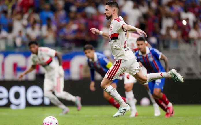 expresso-14e9b3ad95c366bccc5a0266 Jorginho realiza cobrança de pênalti na partida entre Bahia e Flamengo na Arena Fonte Nova, em Salvador, pela 31ª rodada do Brasileirão 2026. Foto: Gilvan de Souza/Flamengo