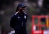 Seedorf não é regularizado a tempo e desfalca Corinthians contra Vitória Clarence Seedorf durante treino pelo Corinthians antes da estreia no Campeonato Brasileiro