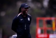 Seedorf não é regularizado a tempo e desfalca Corinthians contra Vitória Clarence Seedorf durante treino pelo Corinthians antes da estreia no Campeonato Brasileiro