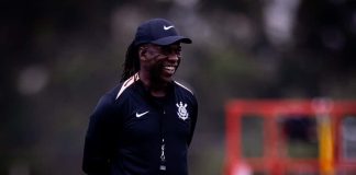 Seedorf não é regularizado a tempo e desfalca Corinthians contra Vitória Clarence Seedorf durante treino pelo Corinthians antes da estreia no Campeonato Brasileiro