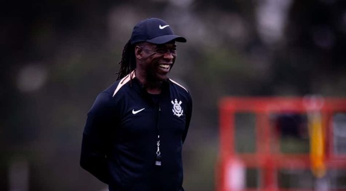 Seedorf não é regularizado a tempo e desfalca Corinthians contra Vitória Clarence Seedorf durante treino pelo Corinthians antes da estreia no Campeonato Brasileiro