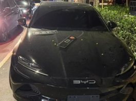 Deputado estadual de São Paulo é detido após disparo em balada; carro com placa oficial da Alesp estava em veículo diferente Carro sedan da marca BYD apreendido com placas oficiais da Alesp fixadas, em São Paulo, durante investigação relacionada a disparo em balada envolvendo o deputado estadual Marcelo Aguiar.
