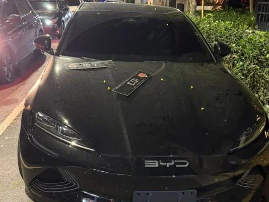 Deputado estadual de São Paulo é detido após disparo em balada; carro com placa oficial da Alesp estava em veículo diferente Carro sedan da marca BYD apreendido com placas oficiais da Alesp fixadas, em São Paulo, durante investigação relacionada a disparo em balada envolvendo o deputado estadual Marcelo Aguiar.