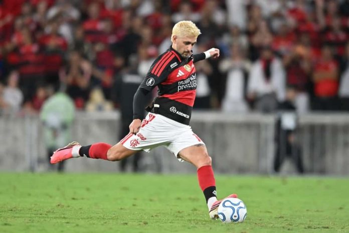 Arrascaeta durante partida do Flamengo contra Estudiantes no Maracanã
