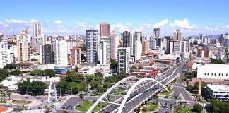 Osasco espera economizar R$ 10,7 milhões com gestão energética até 2031 Vista aérea de Osasco com áreas urbanas, avenidas movimentadas e vegetação em dia ensolarado