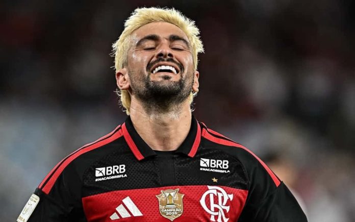 Arrascaeta comemora gol do Flamengo contra o Atlético-MG, pelo Brasileirão, no Maracanã
