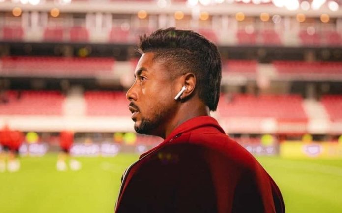 Bruno Henrique em ação durante partida entre Estudiantes e Flamengo