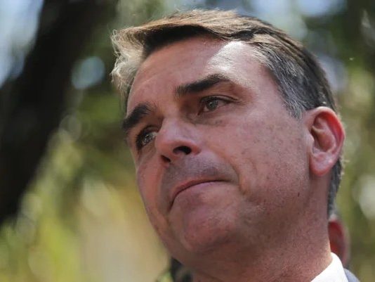TSE determina suspensão de site que utilizava criptomoedas para divulgação da campanha de Flávio Bolsonaro Fotografia de Flávio Bolsonaro relacionada à cobertura sobre o projeto Brasil 22 Token e a decisão do TSE