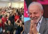 Carapicuíba realiza carreata para apoiar reeleição de Lula Apoio do Partido dos Trabalhadores em Carapicuíba à reeleição do presidente Luiz Inácio Lula da Silva, com grupo de pessoas reunidas à esquerda e imagem de Lula à direita