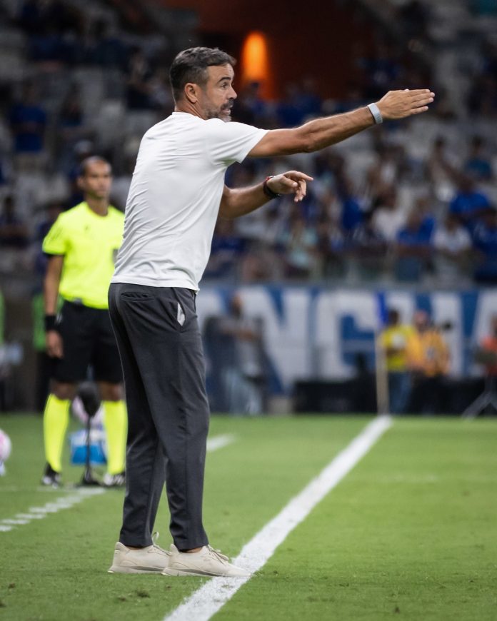 Artur Jorge durante entrevista coletiva após jogo do Cruzeiro pelo Campeonato Brasileiro
