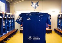 Cruzeiro enfrenta o Remo com desfalques importantes na 32ª rodada do Brasileirão Vestiário do Cruzeiro com camisas do time preparadas para o jogo contra o Remo, exibido em foto de arquivo.